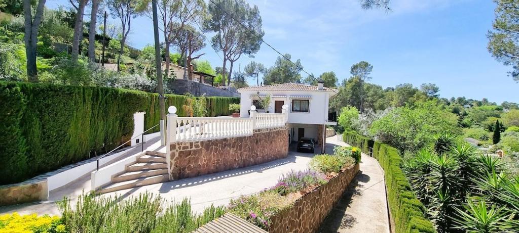 Wonderful Villa, Heated Pool, Near Beautiful Town Alboy Dış mekan fotoğraf